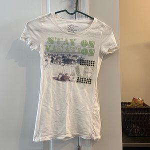 Cream colored American eagle r-shirt size xs. Like new!!!